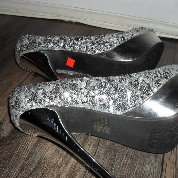 Women pump with stiletto heel and covered in sparkling seguins or glitters - Picture 6 of 9